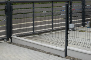 AXIS M kerítéstábla AXOR oszloppal, 25cm betonlábazati elemmel Budakalászon