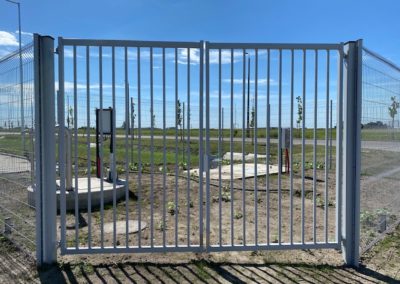 ALLIX szárnyas kapu AXIS kerítéssel Debrecenben