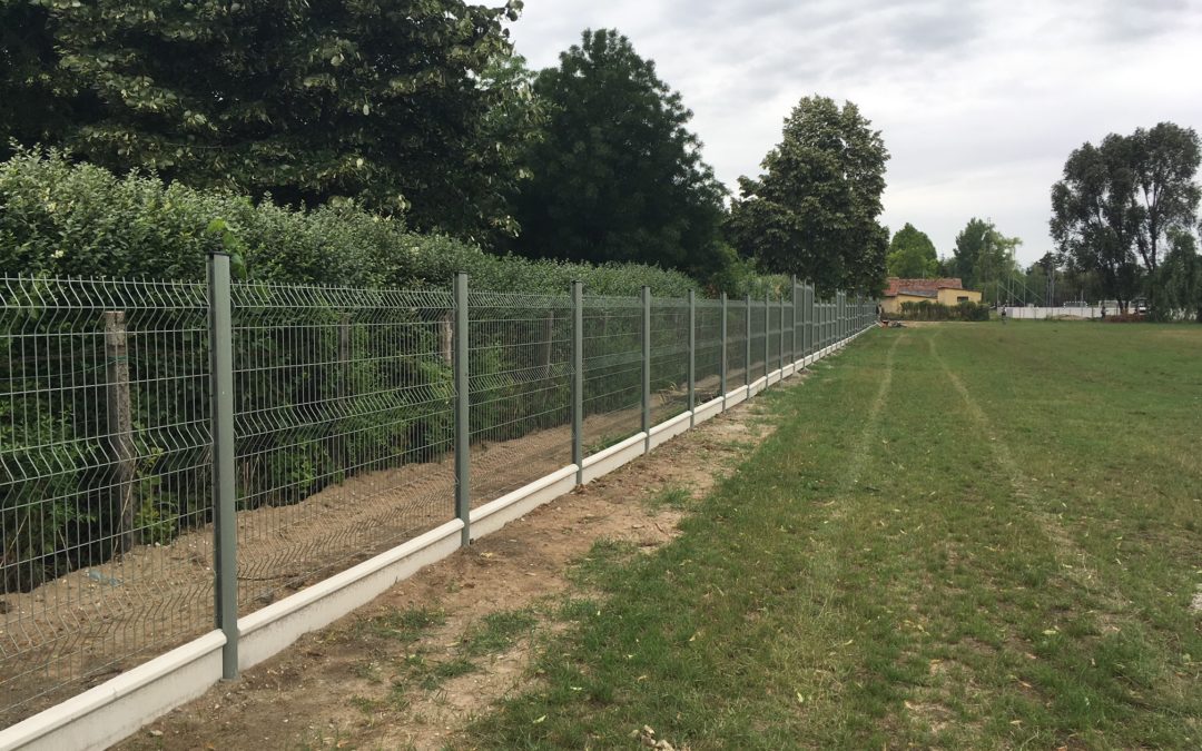 1,50m magas AXIS C kerítéstábla AXIS oszloppal RAL7030 színben, 25cm betonlábazati elemmel Lajosmizsén
