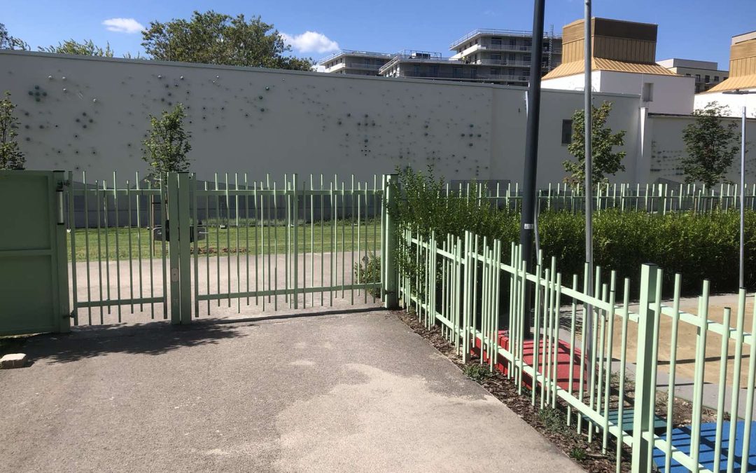EXALT Origin rudazott kerítés menta színben az Égigérő Óvodánál Budapesten